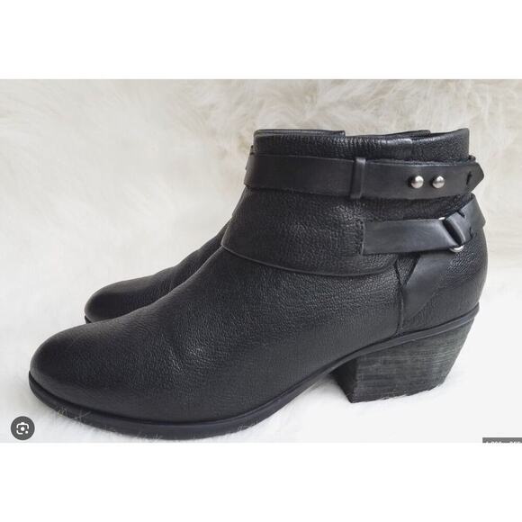 Clarks Black Leather Strappy Detail Short Booties Womens 9.5 - Picture 1 of 3